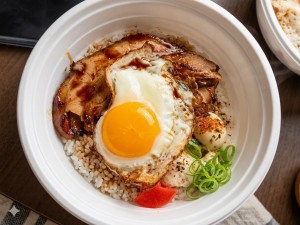 トロ旨チャーシューエッグ丼（いずも屋）